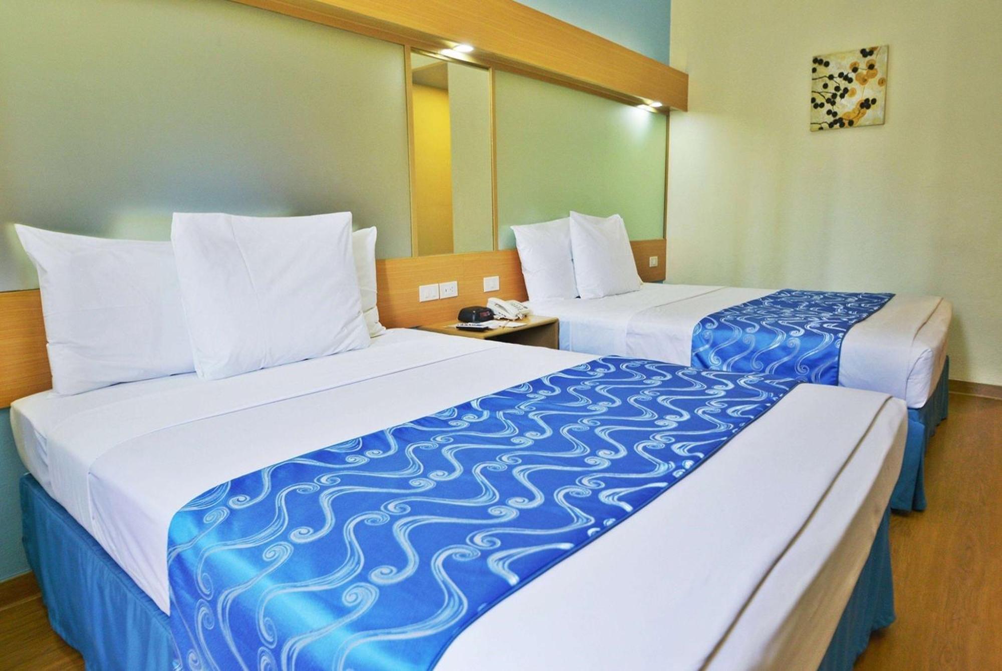 Microtel By Wyndham Davao City Extérieur photo