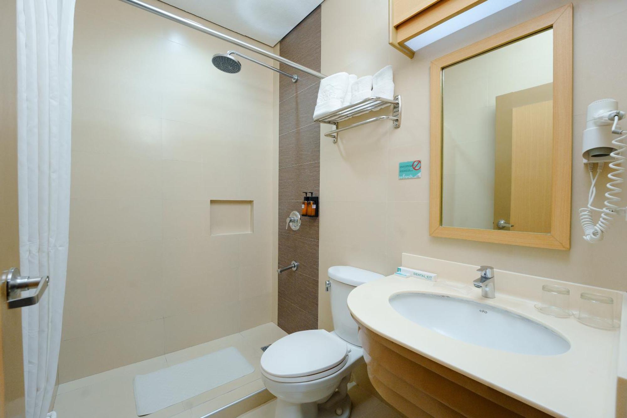 Microtel By Wyndham Davao City Extérieur photo