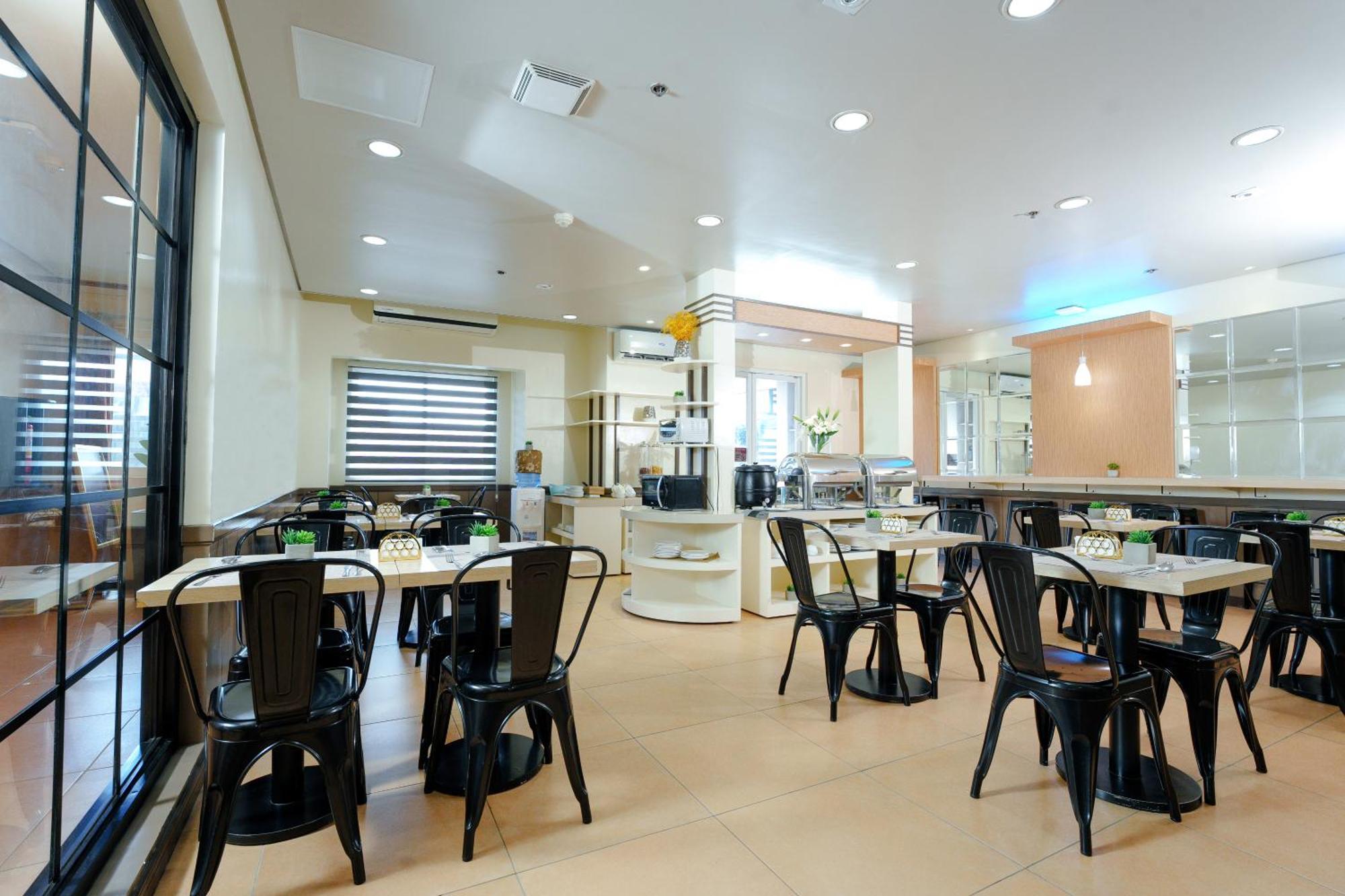 Microtel By Wyndham Davao City Extérieur photo