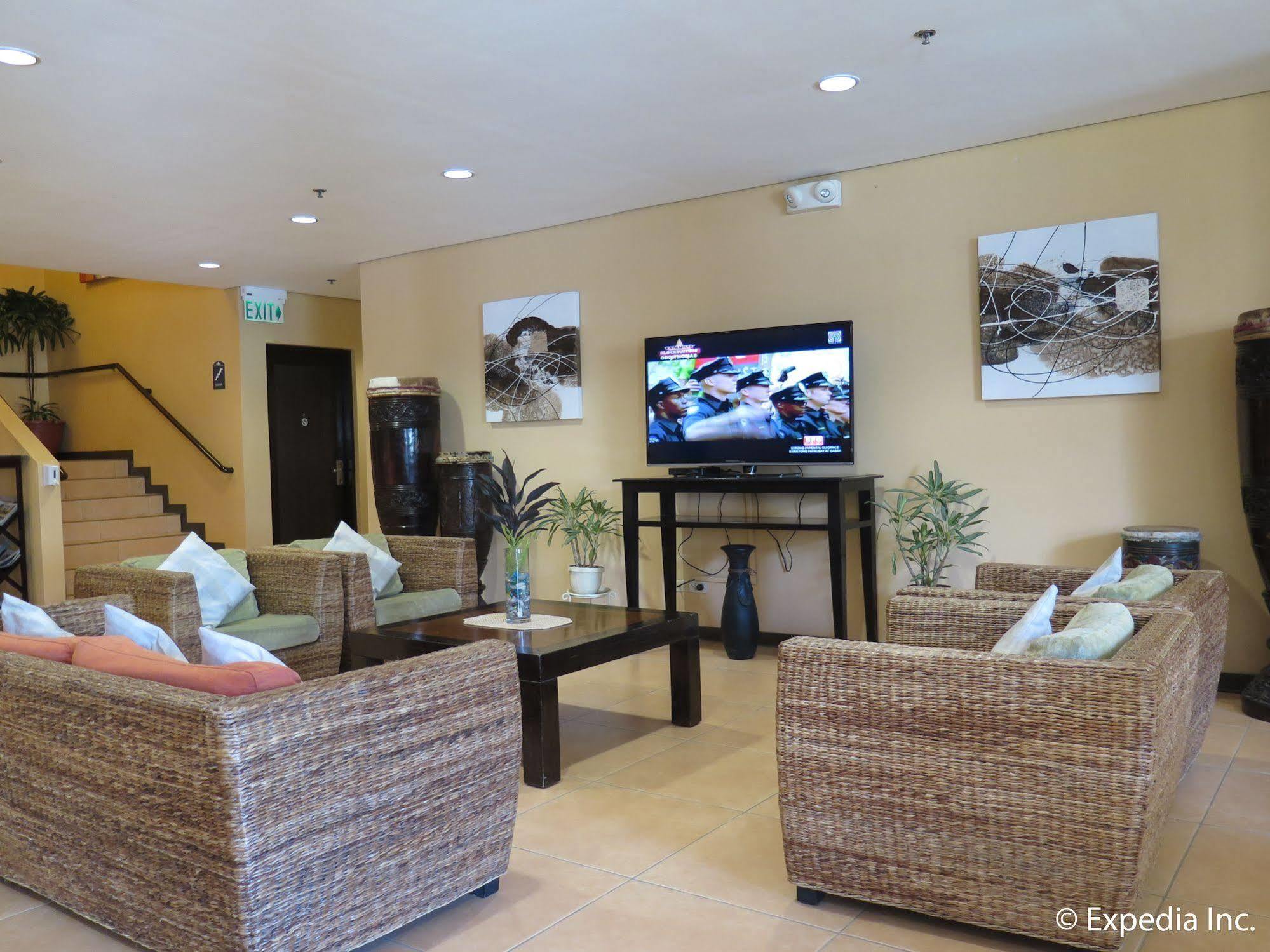 Microtel By Wyndham Davao City Extérieur photo