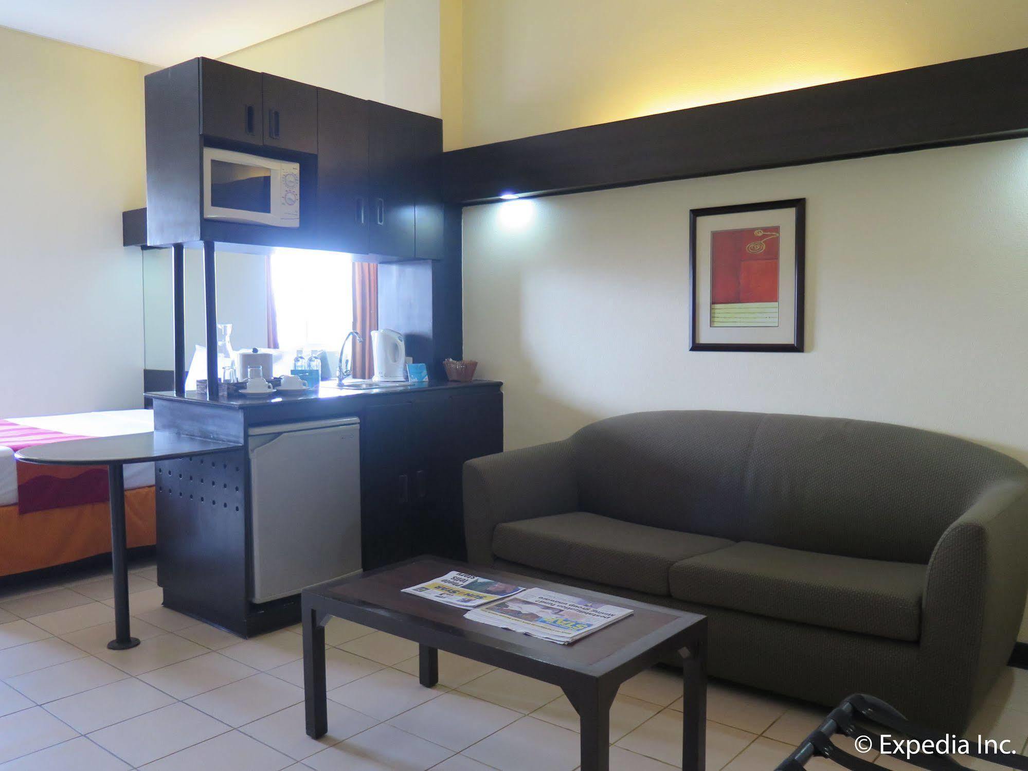Microtel By Wyndham Davao City Extérieur photo