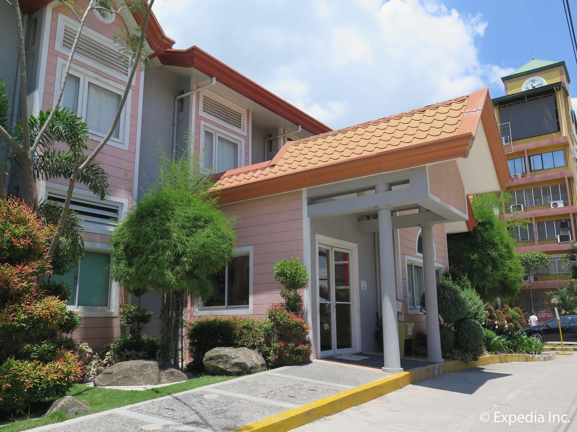 Microtel By Wyndham Davao City Extérieur photo